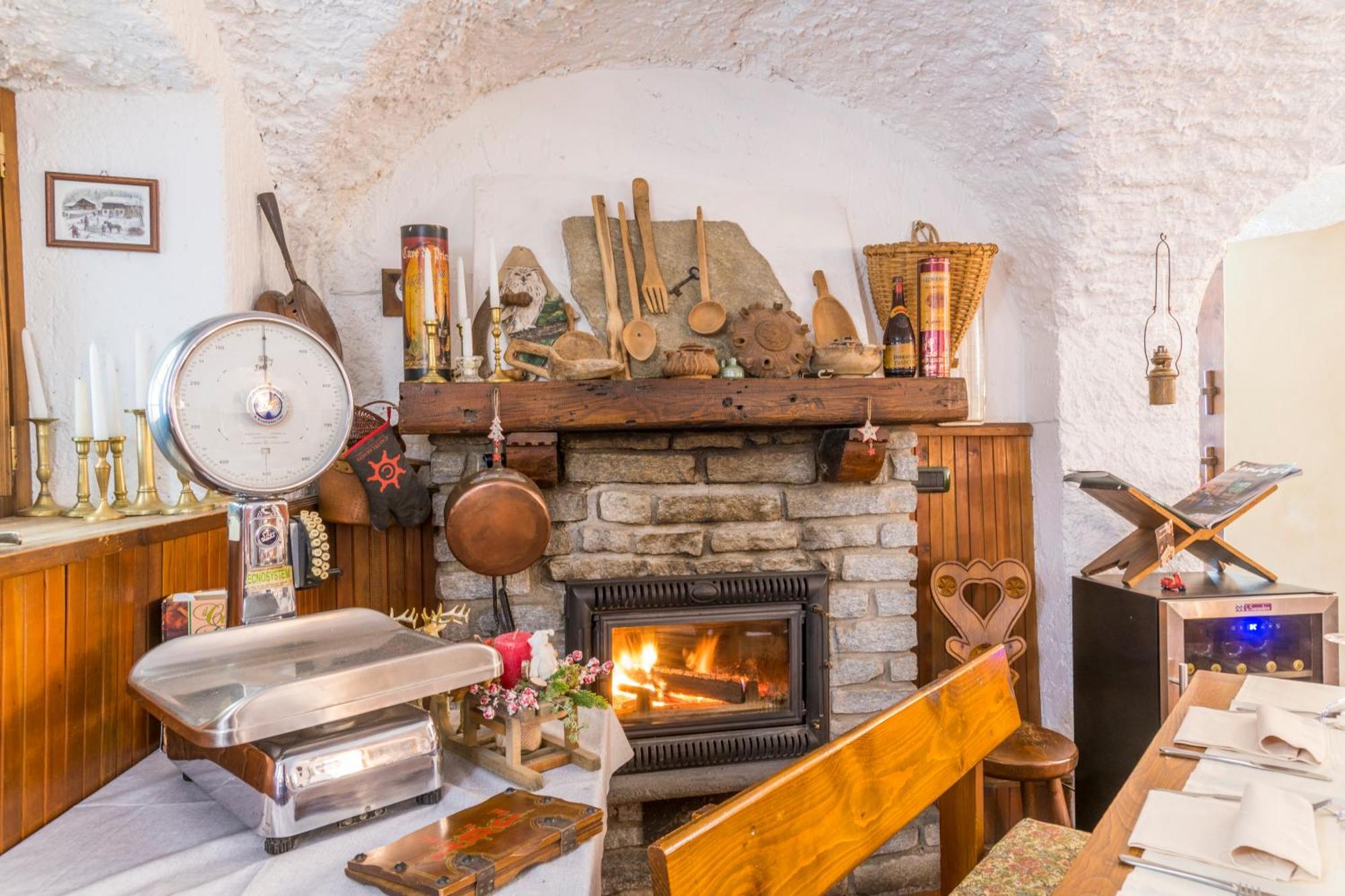 La Placette - Albergo Diffuso E Trattoria Usseaux ภายนอก รูปภาพ